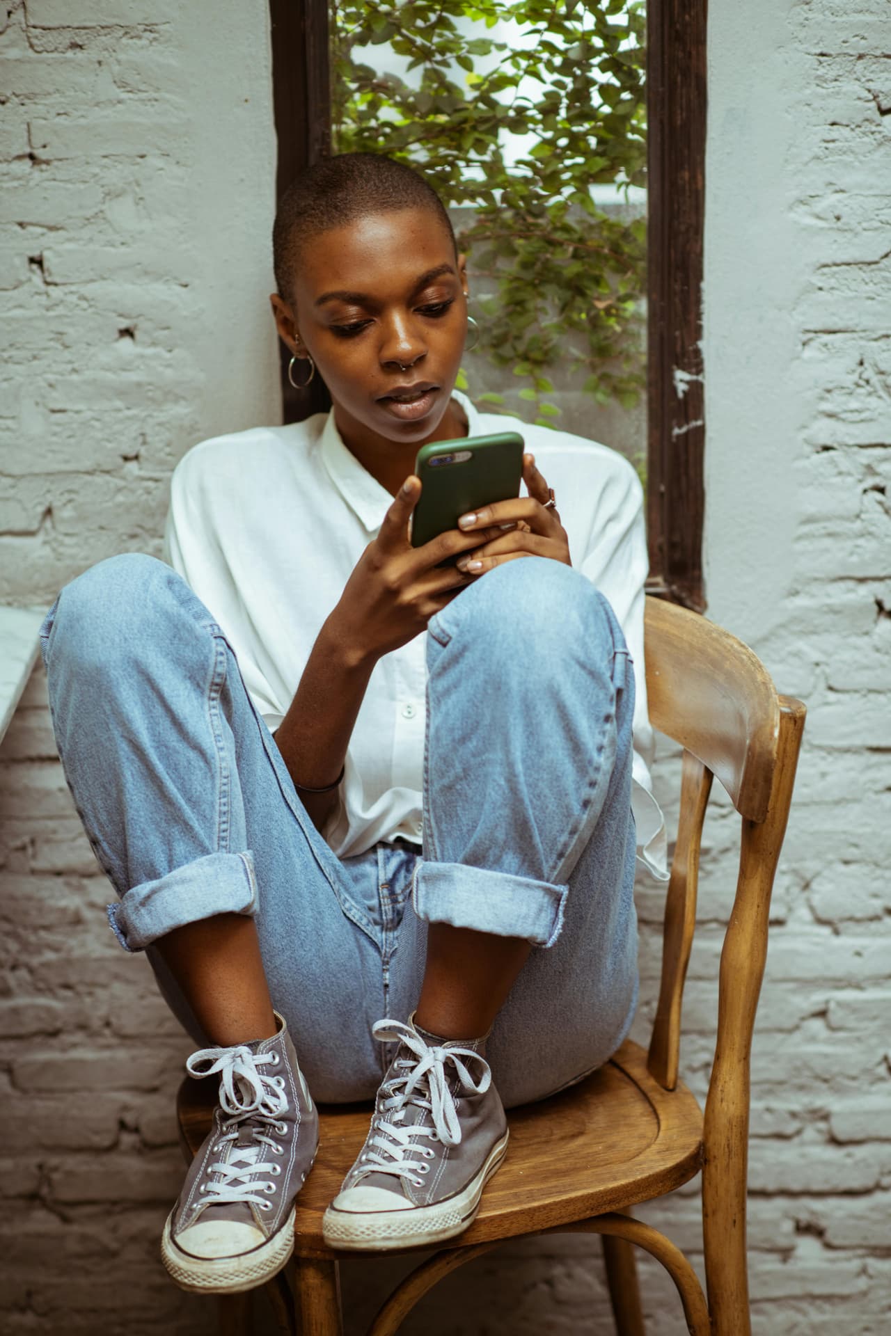 Team member using the Intercity app on her phone